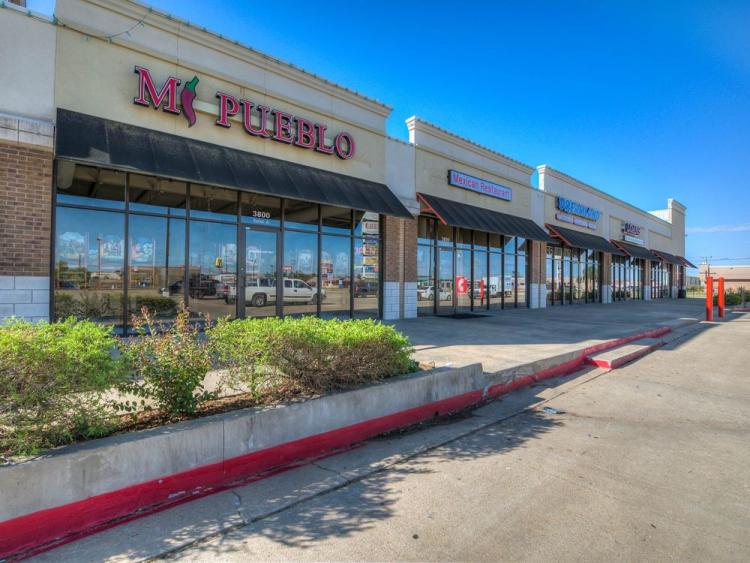 MacArthur Court retail spaces for Lease, Warr Acres, OK