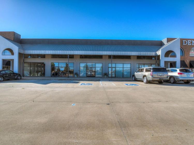 MacArthur Court retail spaces for Lease, Warr Acres, OK