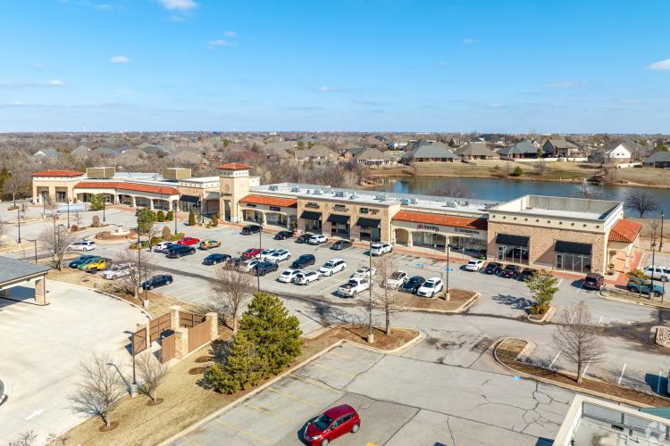 15300 N Western Ave retail space for lease, Edmond, OK