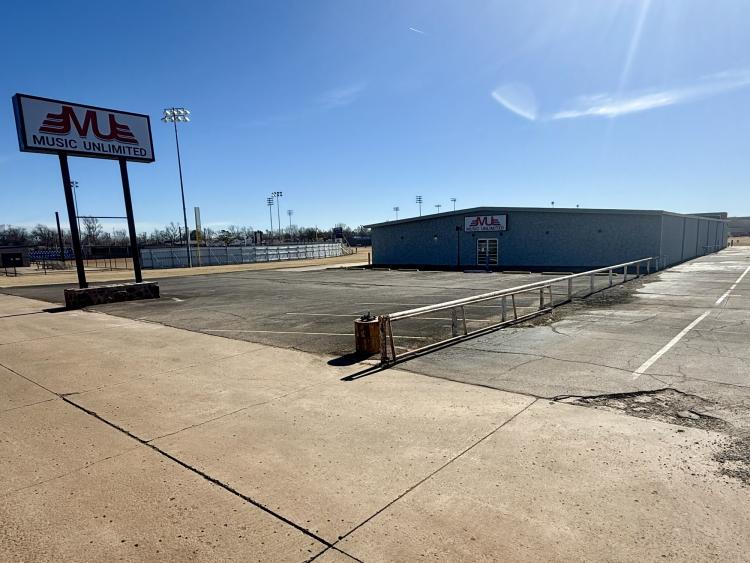 1109 West Kickapoo Spur St - retail building For lease Shawnee, OK 