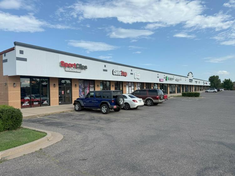 Danforth Plaza retail space for lease Edmond, OK exterior photo
