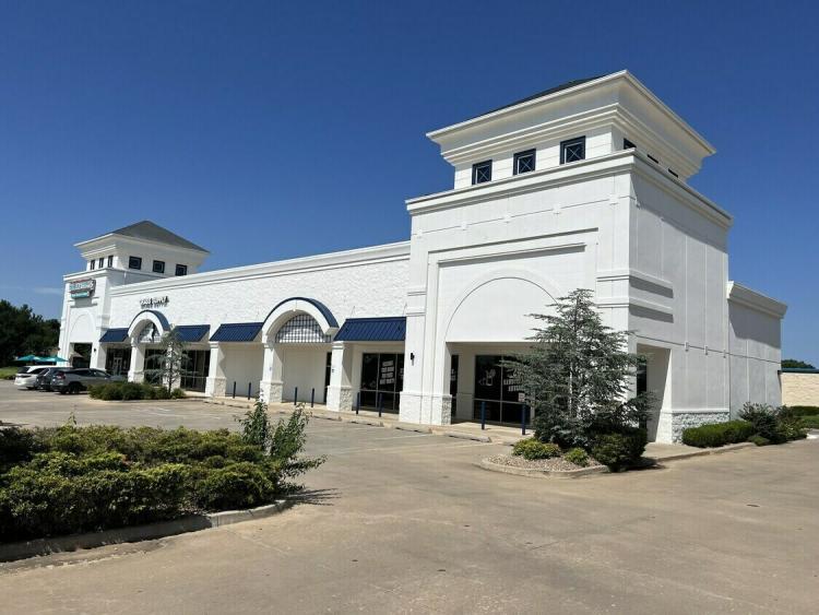 1444 N Kelly Ave space for lease, Edmond, OK