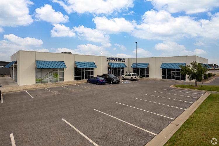 7021 W Wilshire Blvd retail flex strip center for lease Oklahoma City, OK