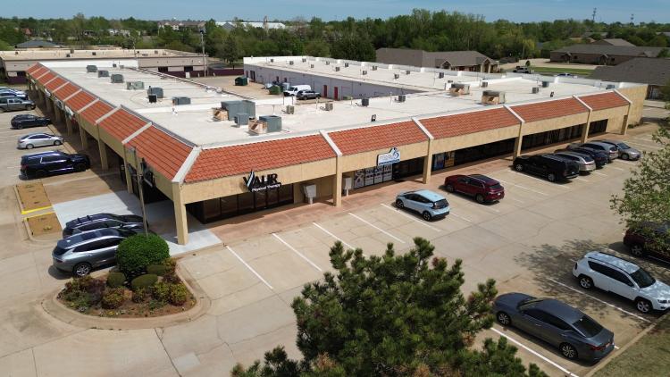 1700 S Kelly Ave retail space for lease, Edmond, OK