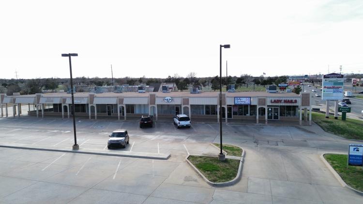 Ponderosa Plaza retail space for lease, Del City, OK