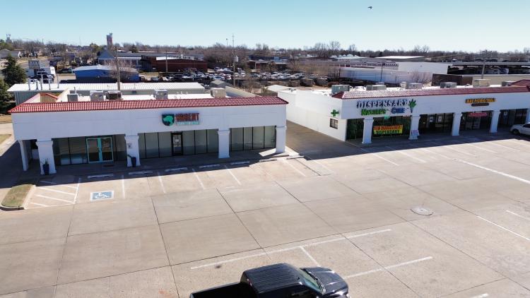 Kelly Plaza retail space for lease, Edmond, OK