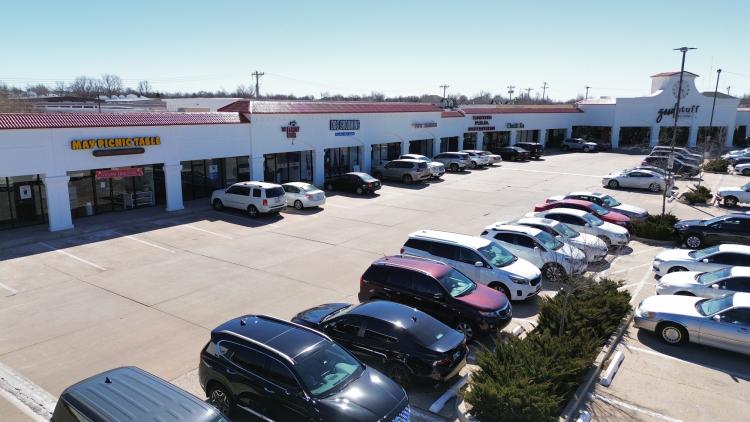Kelly Plaza retail space for lease, Edmond, OK