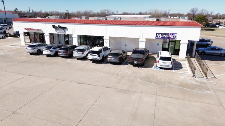 Kelly Plaza retail space for lease, Edmond, OK