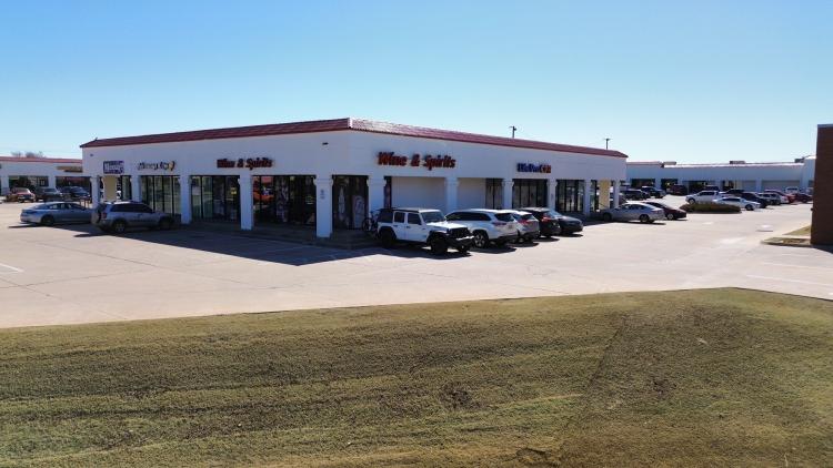 Kelly Plaza retail space for lease, Edmond, OK