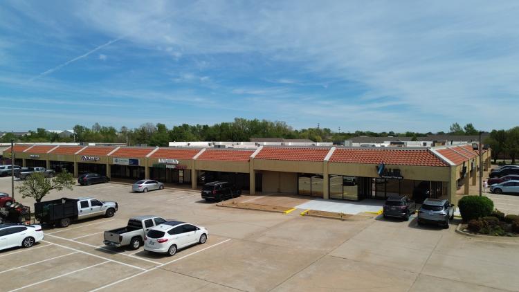 1700 S Kelly Ave retail space for lease, Edmond, OK