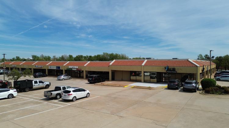 1700 S Kelly Ave retail space for lease, Edmond, OK