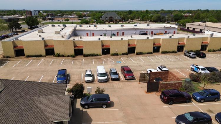 1700 S Kelly Ave retail space for lease, Edmond, OK