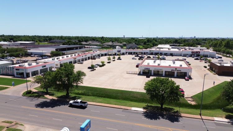 Kelly Plaza retail space for lease, Edmond, OK