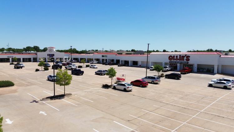 Kelly Plaza retail space for lease, Edmond, OK