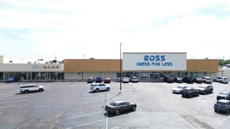 Town & Country Center retail space for lease Midwest City, OK