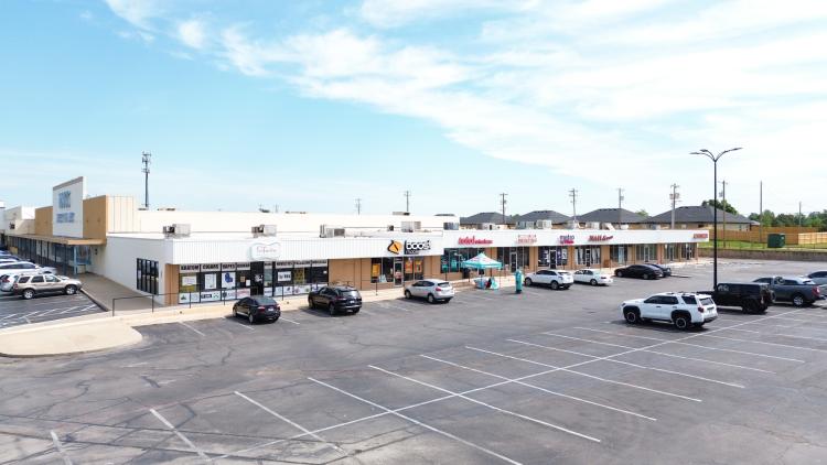 Town & Country Center retail space for lease Midwest City, OK