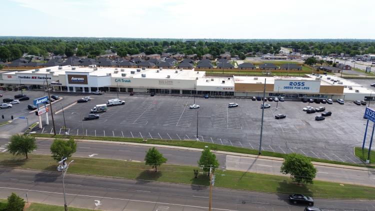 Town & Country Center retail space for lease Midwest City, OK