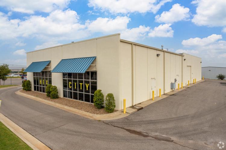 7021 W Wilshire Blvd retail flex strip center for lease Oklahoma City, OK