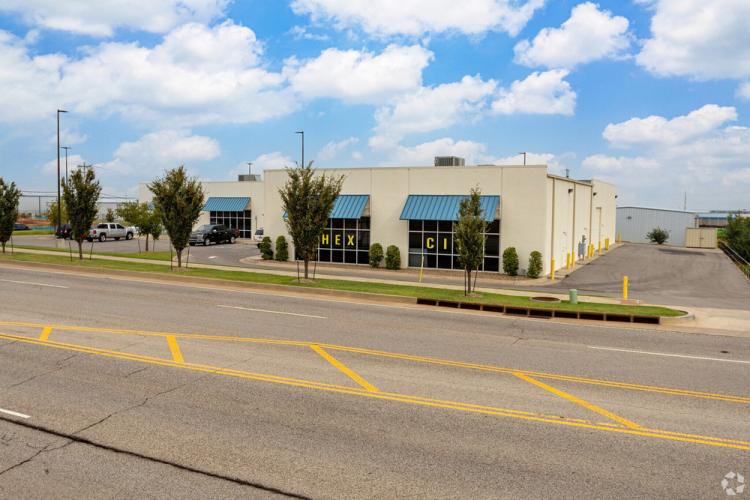 7021 W Wilshire Blvd retail flex strip center for lease Oklahoma City, OK