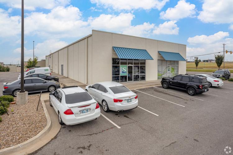 7021 W Wilshire Blvd retail flex strip center for lease Oklahoma City, OK