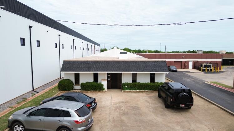 7624 Broadway Ext office building for sale Oklahoma City, Ok